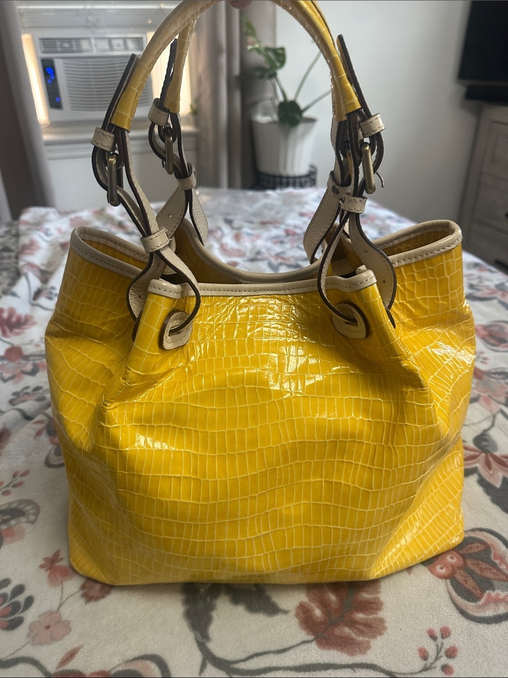 Vera Pelle Yellow Croc-Embossed genuine leather Shoulder Bag with Cream Trim